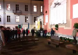 Davanti alla lapide con il nome dei Caduti in piazza della Rossa
